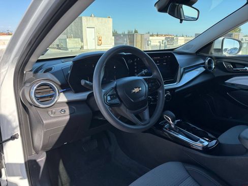 Used 2025 Chevrolet Trax LT FWD image 33