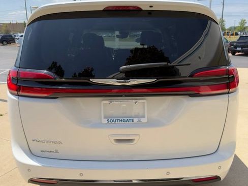 Used 2024 Chrysler Pacifica Touring-L FWD image 4