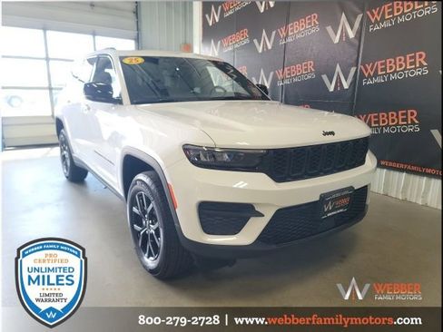 New 2025 Jeep Grand Cherokee Altitude image 1