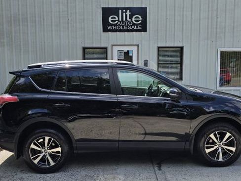 Used 2017 Toyota RAV4 XLE AWD/4WD image 6
