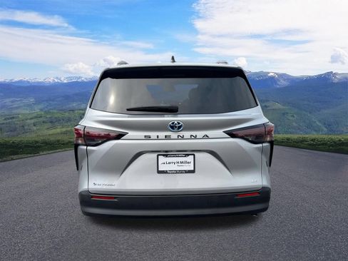 Used 2025 Toyota Sienna LE w/ LE Plus Package AWD/4WD image 4