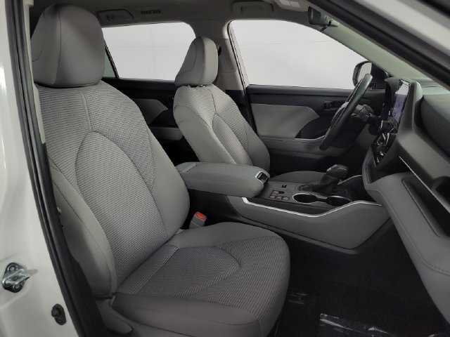 Used 2024 Toyota Highlander LE FWD image 15