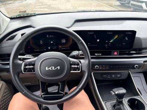 Used 2025 Kia Carnival FWD image 10