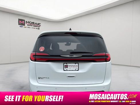 Used 2023 Chrysler Pacifica Touring-L FWD image 6