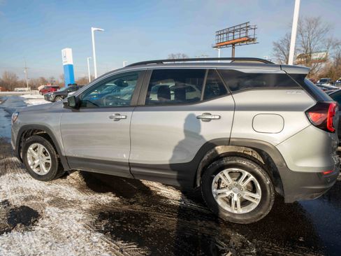 Used 2023 GMC Terrain SLE w/ Driver Convenience Package image 4