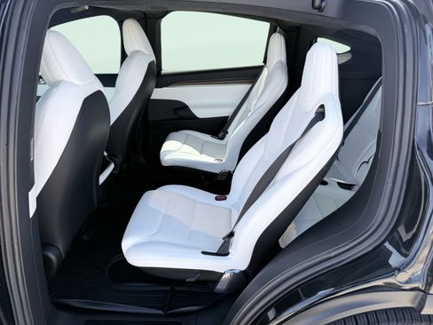 Used 2022 Tesla Model X image 34