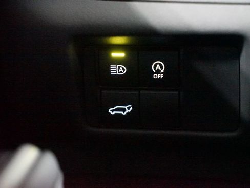 Certified 2023 Toyota Highlander XLE image 24