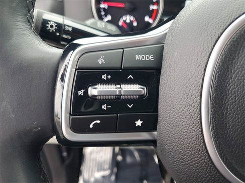 Used 2023 Kia Carnival LX image 11