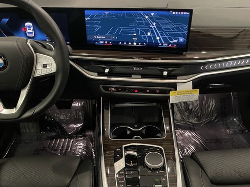 Used 2025 BMW X7 xDrive40i w/ Premium Package image 17