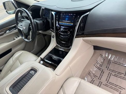 Used 2019 Cadillac Escalade Luxury image 31