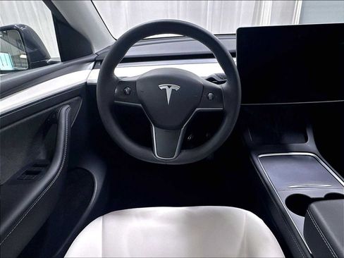 Used 2023 Tesla Model Y Long Range AWD/4WD image 15