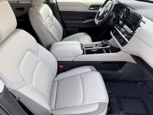 Used 2025 Nissan Pathfinder SL FWD image 9