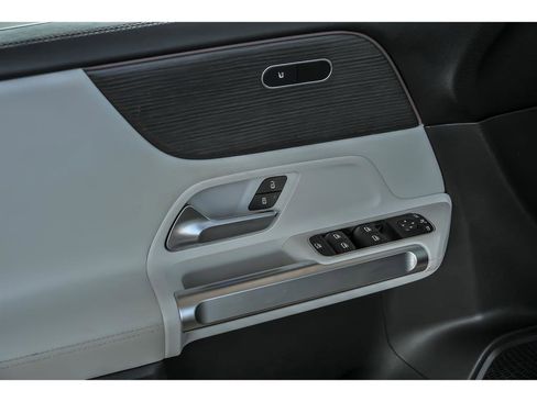 Used 2022 Mercedes-Benz GLB 250 4MATIC image 9