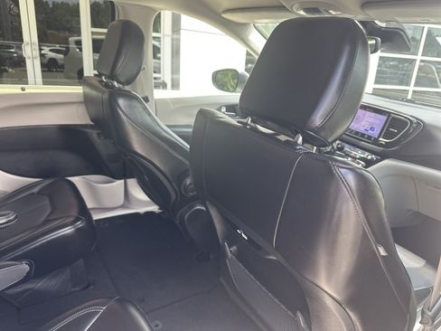 Used 2023 Chrysler Pacifica Touring-L FWD image 27