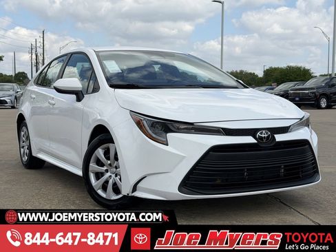 Used 2025 Toyota Corolla LE image 2