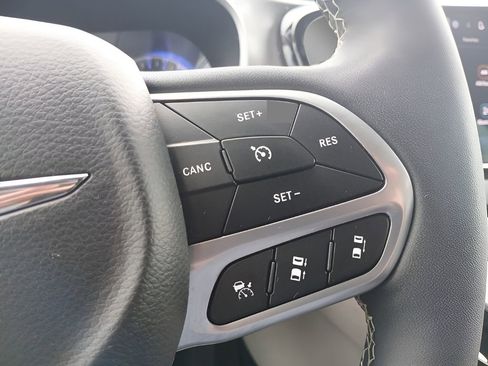 Used 2024 Chrysler Pacifica Touring-L FWD image 21