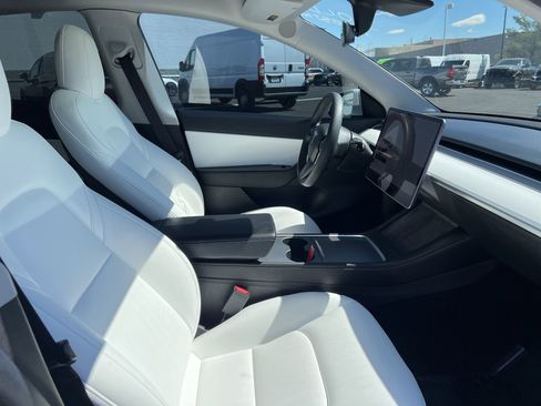 Used 2021 Tesla Model Y Long Range image 21