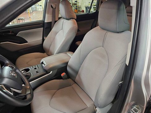Used 2023 Toyota Highlander LE image 25
