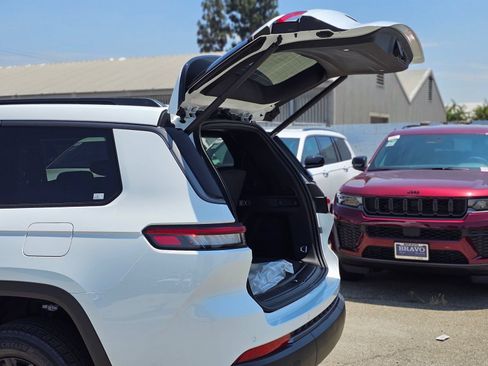 New 2026 Jeep Grand Cherokee L 2WD image 8