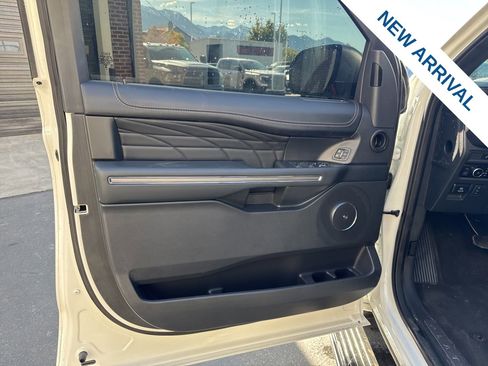 Used 2023 Ford Expedition Platinum image 18