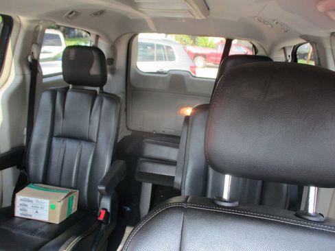 Used 2013 Chrysler Town & Country Touring image 11