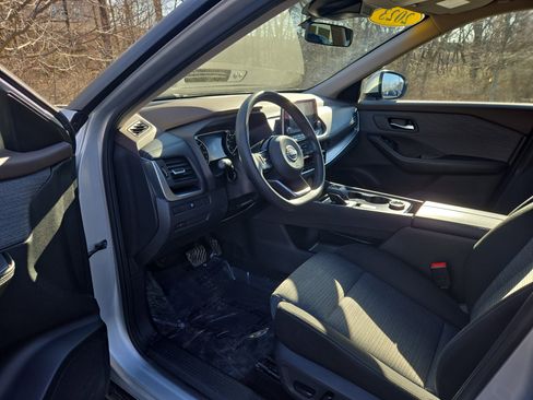 Used 2023 Nissan Rogue SV image 11
