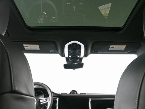 Used 2025 Porsche Macan image 20