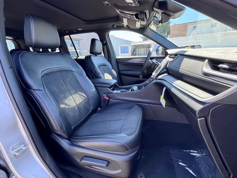 Used 2025 Jeep Grand Cherokee Altitude AWD/4WD image 19