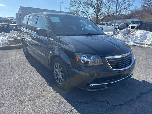 Used 2015 Chrysler Town & Country S image 1