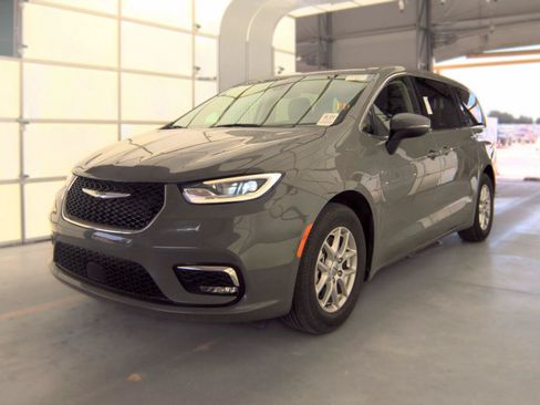 Used 2023 Chrysler Pacifica Touring-L FWD image 2