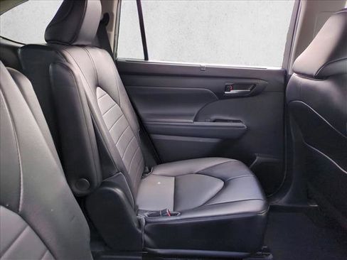 Used 2022 Toyota Highlander XLE FWD image 21