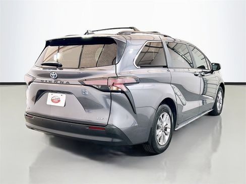 Used 2025 Toyota Sienna XLE image 4