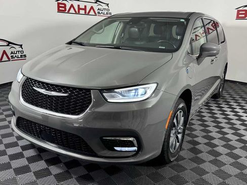 Used 2022 Chrysler Pacifica Touring-L w/ Uconnect Theater Family Group FWD image 2