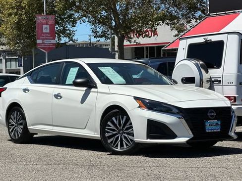 Used 2025 Nissan Altima 2.5 SV FWD image 2