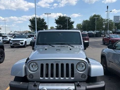 Used 2016 Jeep Wrangler Unlimited Sahara w/ Connectivity Group AWD/4WD image 2