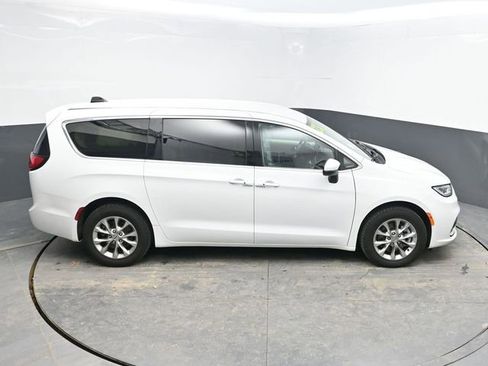 Used 2023 Chrysler Pacifica Touring-L image 26