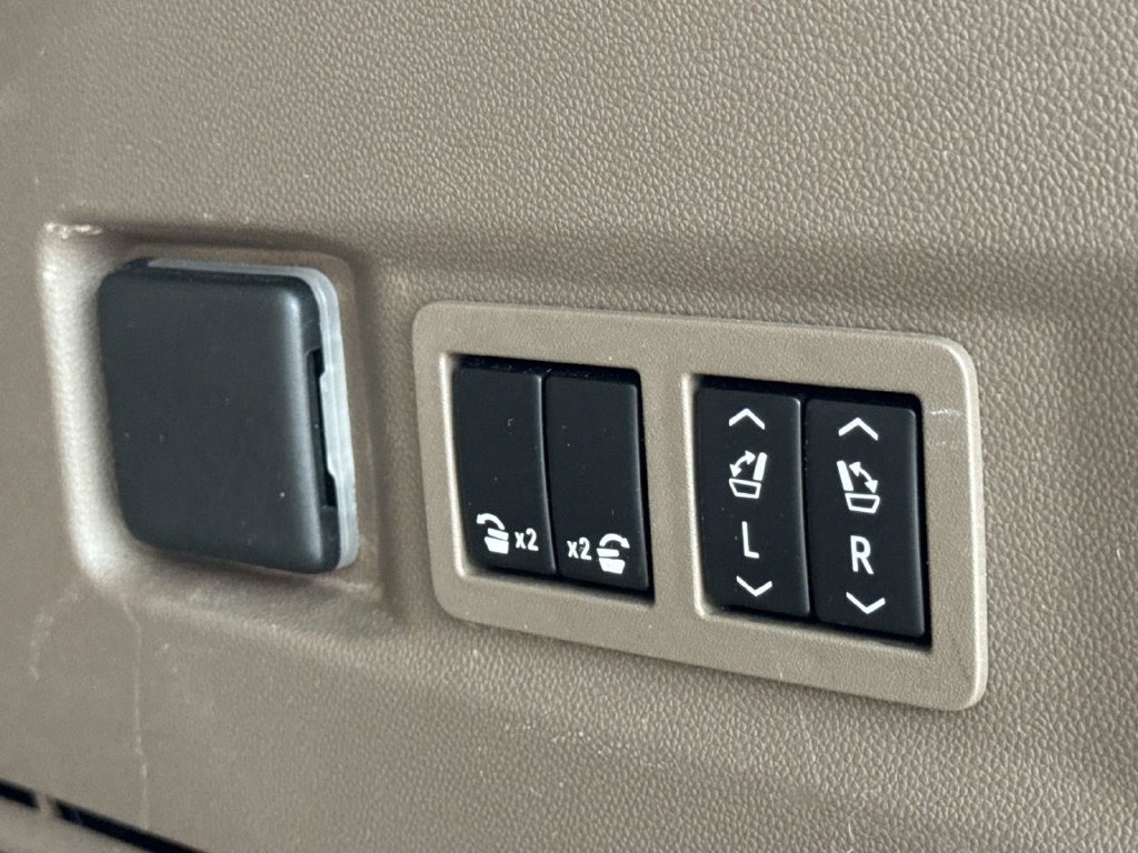 Used 2022 GMC Yukon Denali w/ Denali Premium Package AWD/4WD image 7