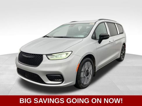 New 2026 Chrysler Pacifica Select w/ S Appearance Package image 4