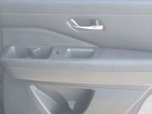 Used 2025 Nissan Pathfinder SL image 44