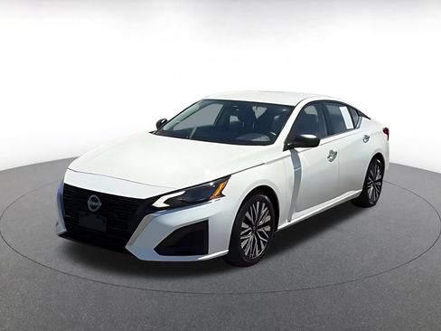 Used 2025 Nissan Altima 2.5 SV FWD image 7