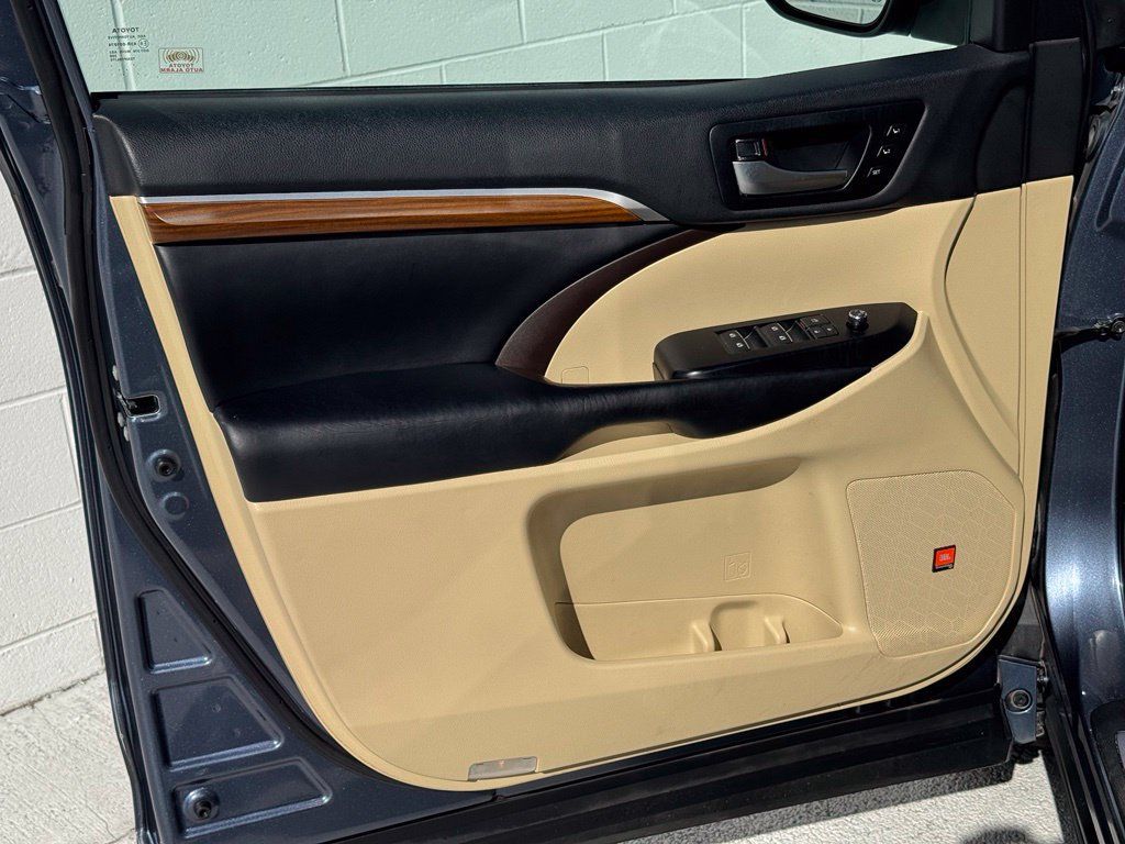 Used 2019 Toyota Highlander Limited FWD image 32