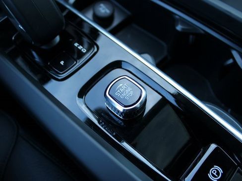 Used 2025 Volvo XC60 B5 Plus image 21