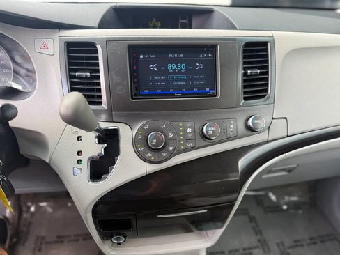 Used 2012 Toyota Sienna LE FWD image 27