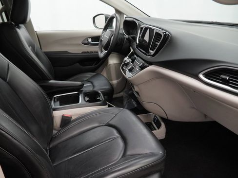 Certified 2023 Chrysler Pacifica Touring-L image 46