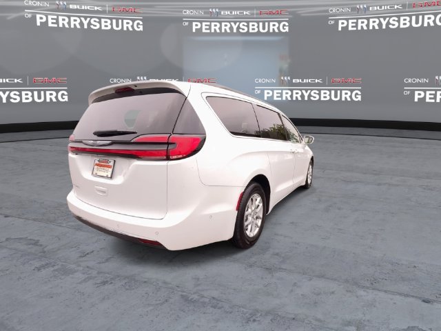 Used 2022 Chrysler Pacifica Touring-L w/ Uconnect Theater Family Group FWD image 8