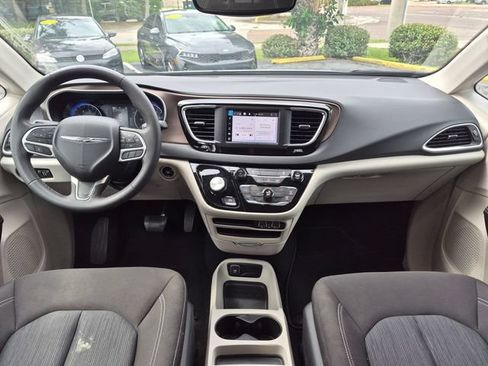 Used 2023 Chrysler Voyager LX FWD image 21