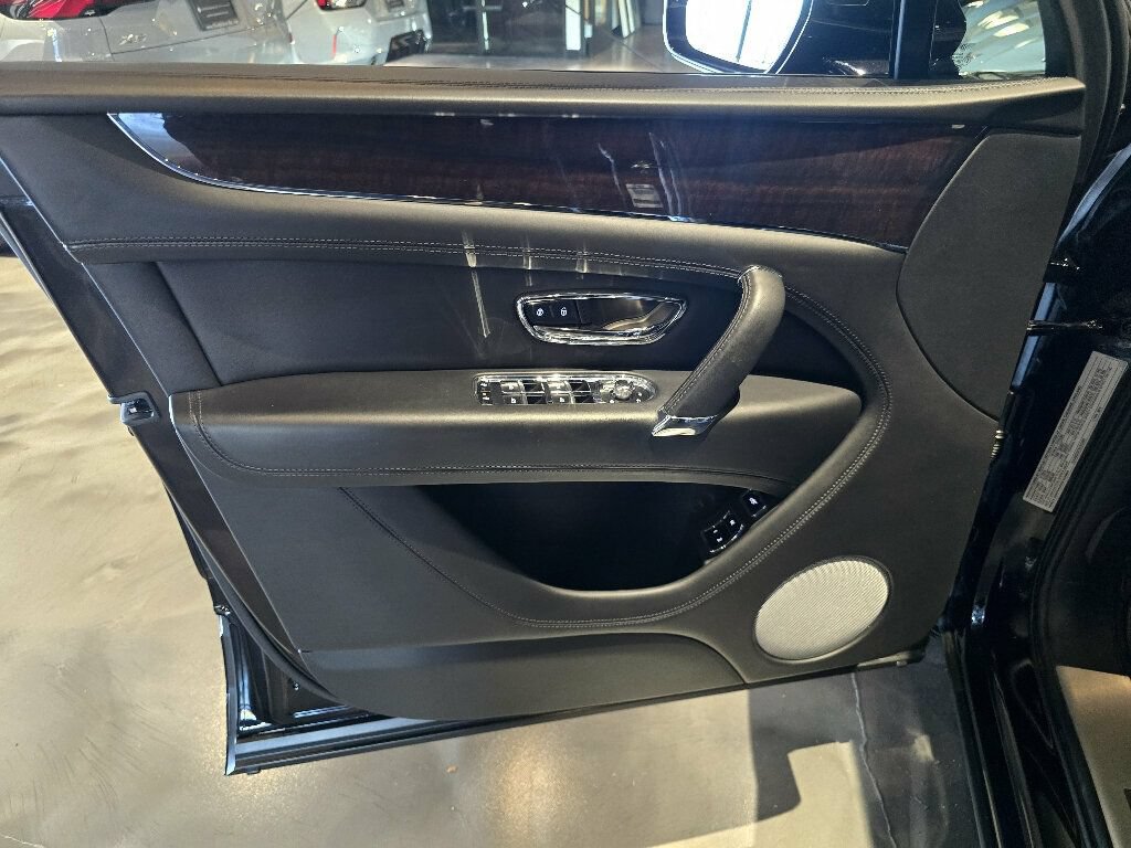 Used 2019 Bentley Bentayga AWD/4WD image 17