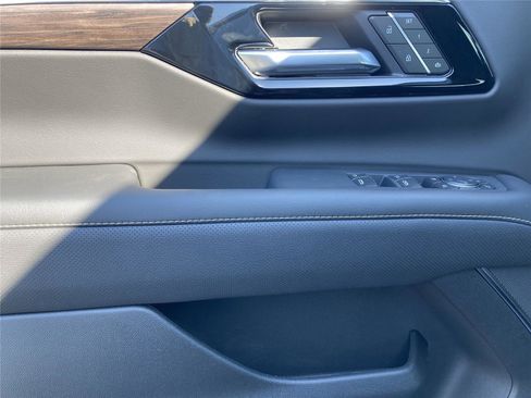 New 2026 Chevrolet Suburban Premier image 25