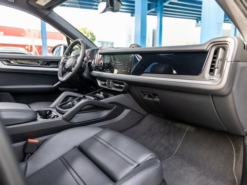 Used 2025 Porsche Cayenne S AWD/4WD image 46