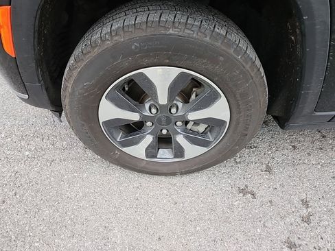 Used 2023 Jeep Grand Cherokee L Laredo image 13